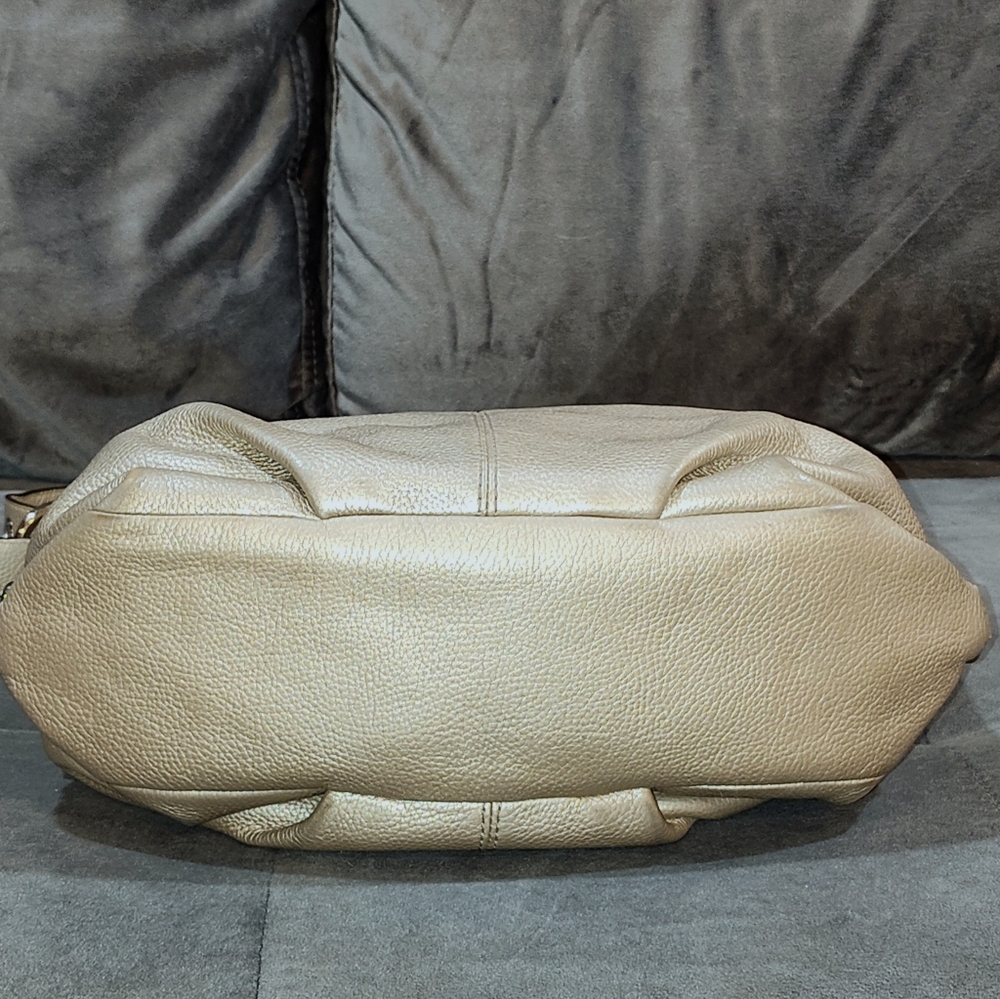 EUC COACH BEIGE/GOLD METALLIC PEBBLED LEATHER HOBO BAG ADJUSTABLE BUCKLE STRAP - Picture 6 of 15
